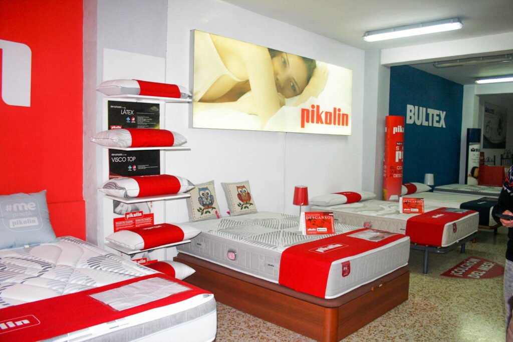 Exposición de colchones y productos de descanso en Confort Nalón